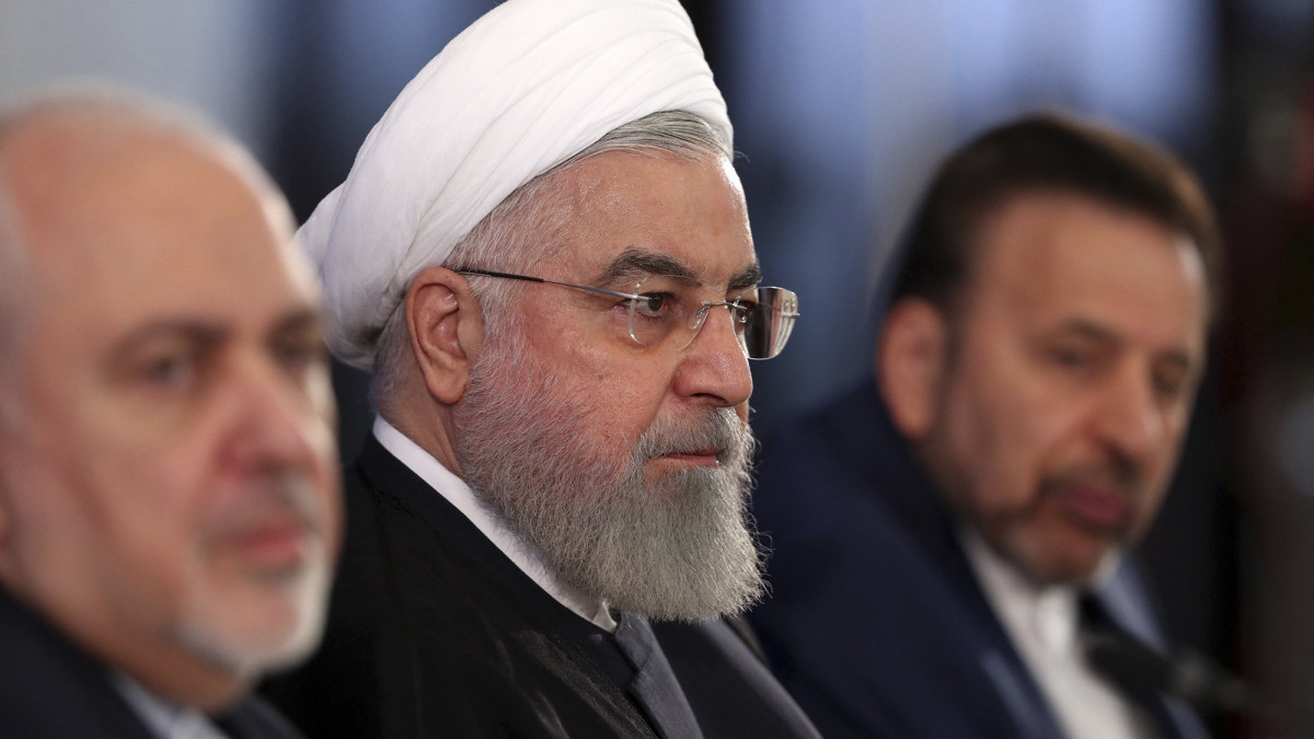 Az iráni elnöki hivatal általközreadott képen Haszan Róháni iráni elnök (k) a Mohamad Dzsavád Zaríf iráni külügyminiszterrel (b) tartott teheráni találkozóján 2019. augusztus 6-án. Róháni közölte: Irán kész tárgyalni az amerikai kormányzattal, ha Washington előbb feloldja az országa elleni szankciókat.