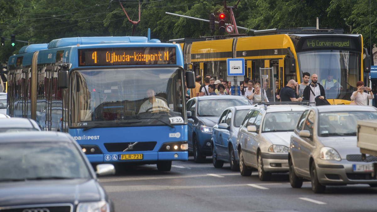 Villamospótló autóbusz halad a 4-es és 6-os villamos felújítás alatt álló megállójánál a Corvin-negyednél 2019. június 17-én. A június 15-én kezdődött pályafelújítás miatt a Corvin-negyedtől Újbuda-központ felé a 4-es, a Móricz Zsigmond körtér felé a 6-os jelzésű pótlóbusszal lehet továbbutazni.