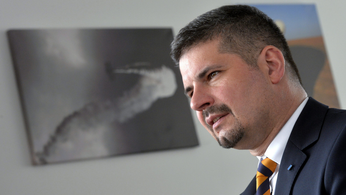 Szepessy Kornél, a HungaroControl Magyar Légiforgalmi Szolgálat Zrt. vezérigazgatója interjút ad az MTI újságírójának budapesti irodájában 2014. február 12-én.
