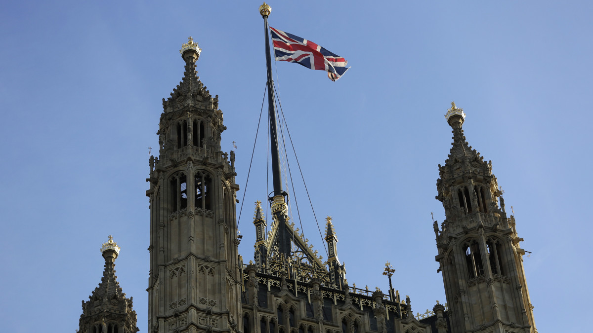 A brit zászló a parlament épületén Londonban 2019. augusztus 29-én. Az előző nap II. Erzsébet királynő jóváhagyta Boris Johnson miniszterelnök arra vonatkozó tervét, hogy szeptember közepén függesszék fel a parlament ülésezését október 14-ig. A terv tüntetést váltott ki az uniópártiak táborában, akik szerint a szünettel a függetlenségpárti Johnson megfosztja a képviselőket attól, hogy jogszabályok révén kikényszerítsék a brit EU-tagság megszűnése (Brexit) október 31-én esedékes határidejének újbóli elhalasztását.