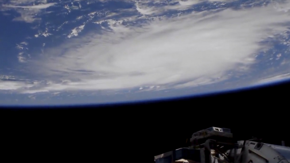 Az amerikai Országos Repülésügyi és Űrkutatási Hivatal, a NASA által közreadott felvétel a Dorian névre keresztelt trópusi viharról az Atlanti-óceán felett, Puerto Ricótól északra a Nemzetközi Űrállomásról nézve 2019. augusztus 29-én.