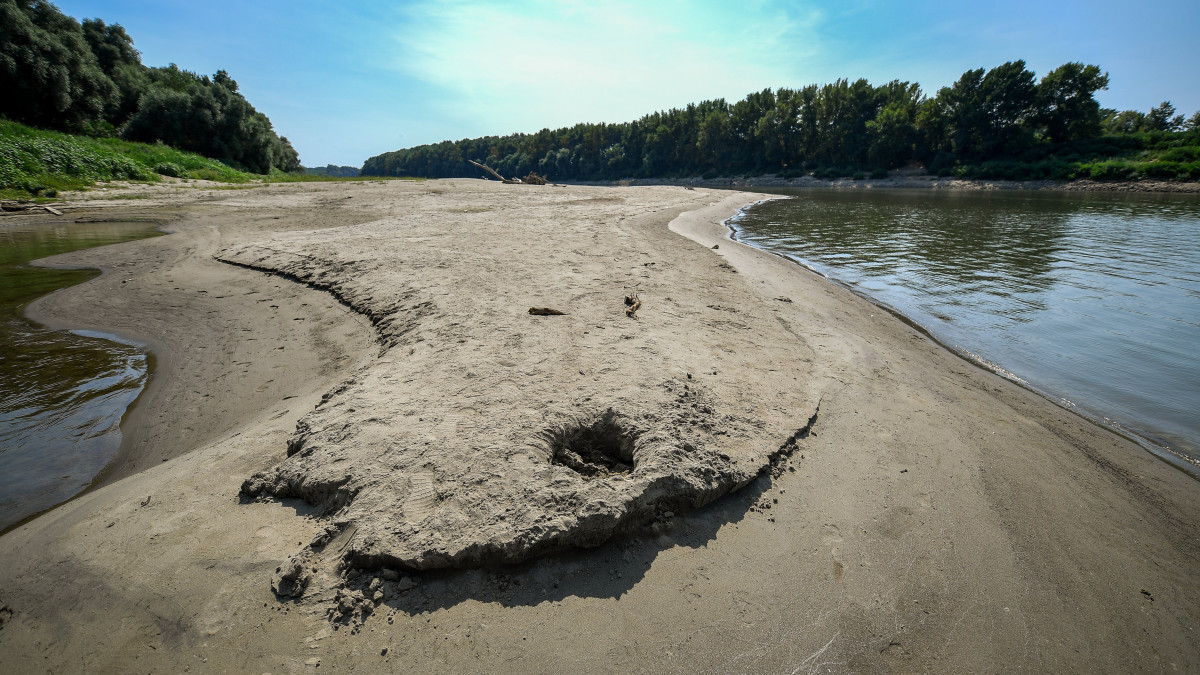 A Tisza alacsony vízállása miatt kialakult homokpad a kiskörei vízlépcsőnél 2019. augusztus 29-én.