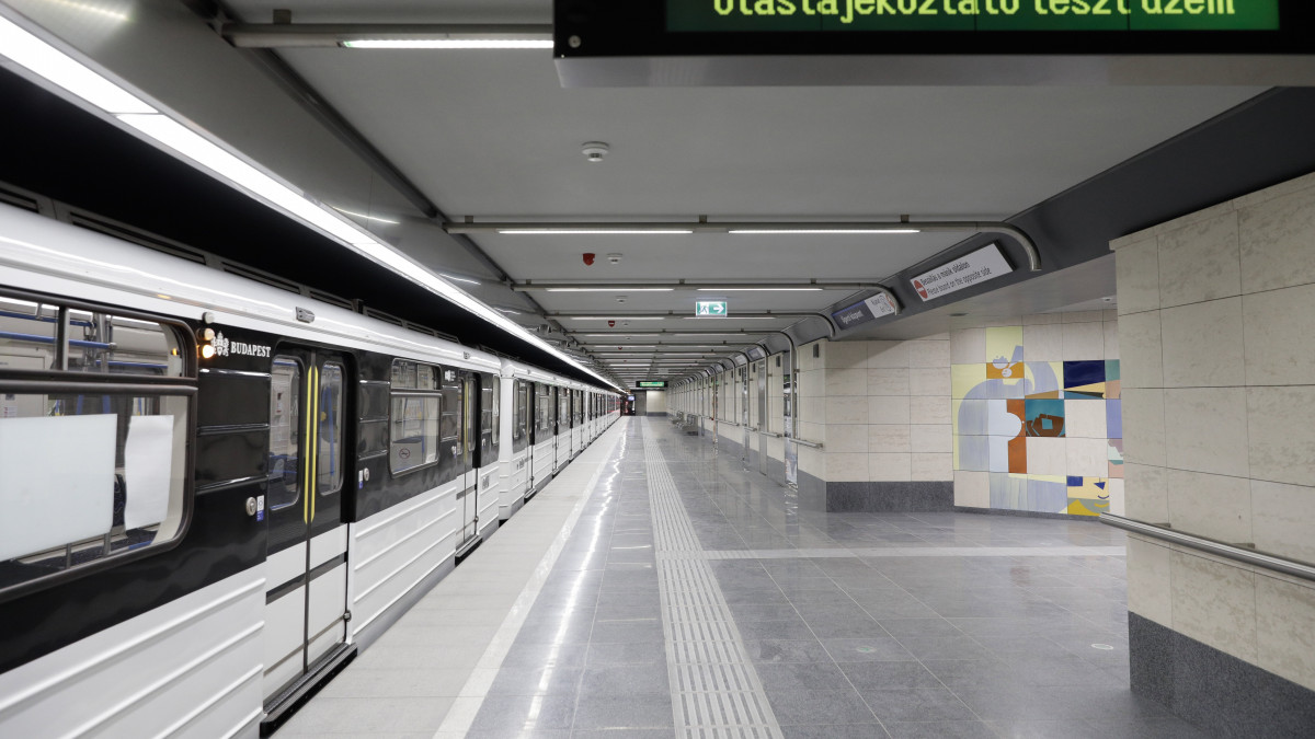 A megújult Újpest-központ metróállomás 2019. március 30-án. Ezen napon átadták a 3-as metróvonal felújított északi, az Újpest-központ és Dózsa György út közötti szakaszát.