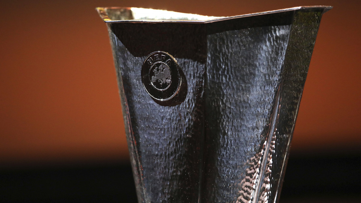A labdarúgó Európa-liga trófeája a csoportkörök csapatbeosztásának sorsolásán az Európai Labdarúgó-szövetség, az UEFA monacói sorsolásán 2019. augusztus 30-án.