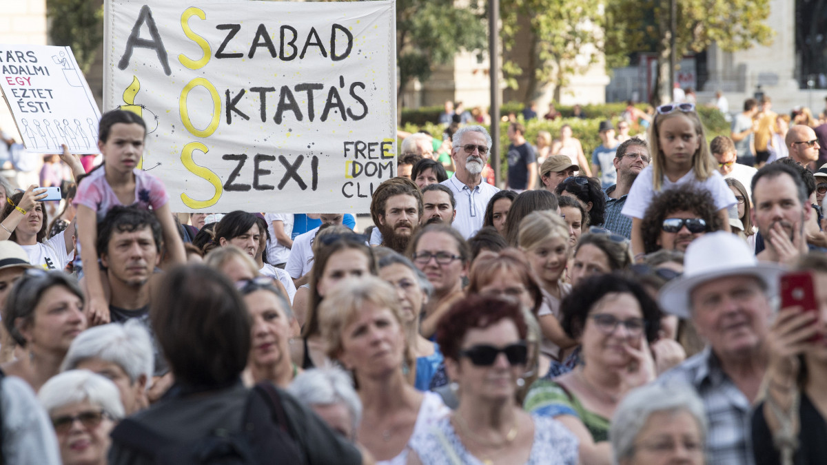 Résztvevők a köznevelési törvény elleni tiltakozó demonstráción a Kossuth téren 2019. augusztus 31-én.
