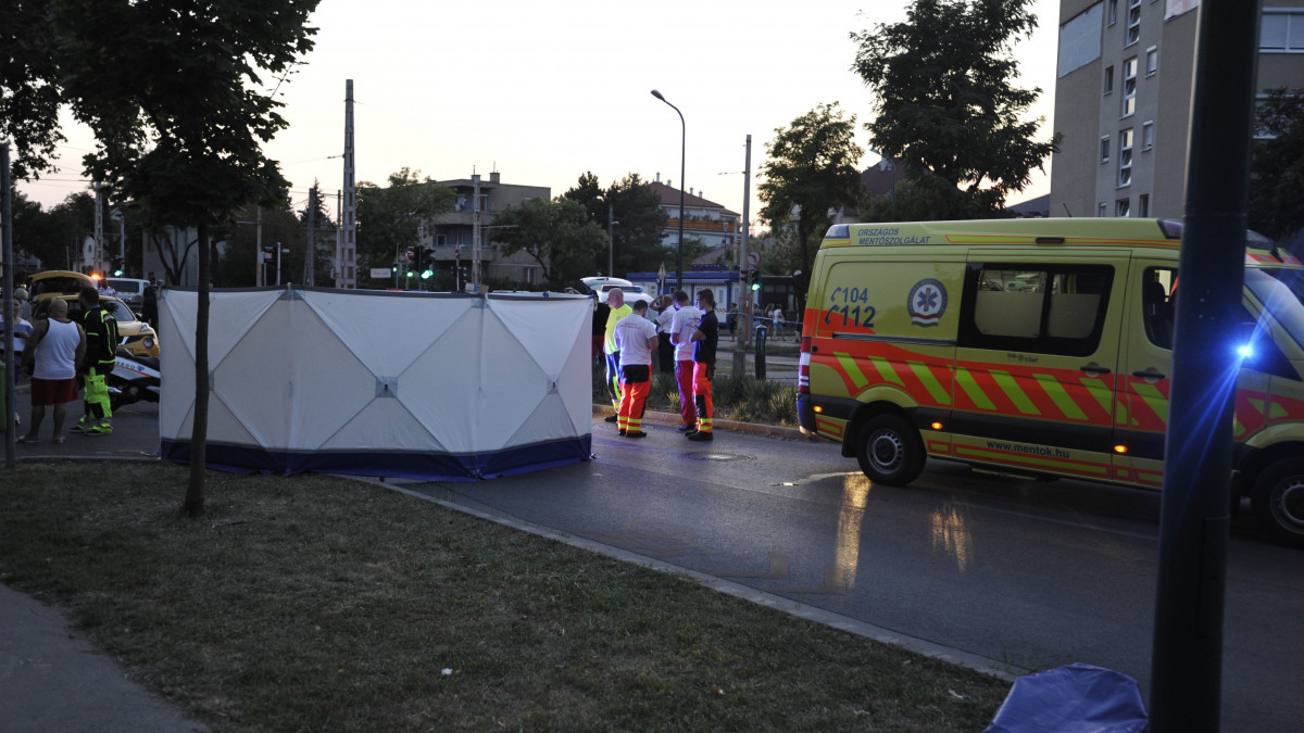 Mentők és baleseti helyszínelők 2019. augusztus 31-én Budapest XIV. kerületében, a Vezér utca és a Füredi utca kereszteződésénél, ahol gyermeket gázolt halálra egy autó.