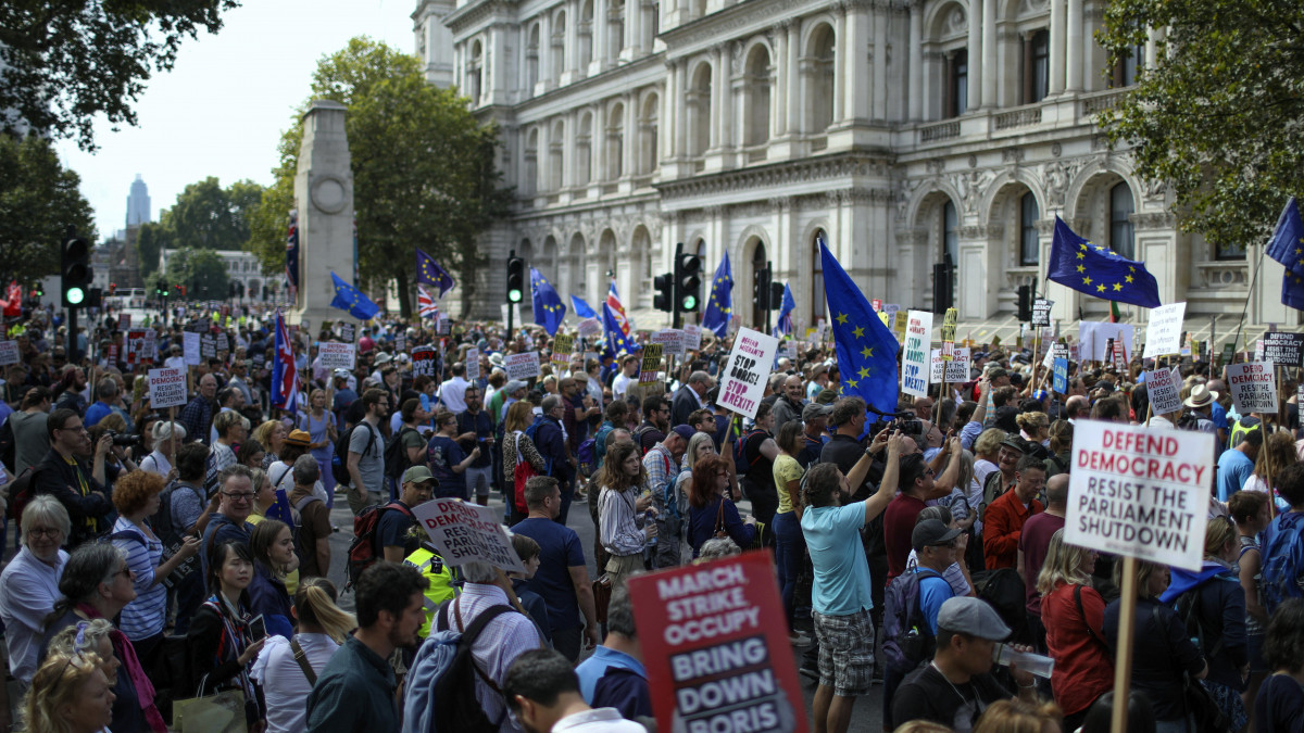 Uniópárti tüntetők a Stop the Coup (Állítsuk meg a puccsot) szlogennel meghirdetett demonstráción a brit parlamentnél Londonban 2019. augusztus 31-én. Boris Johnson miniszterelnök a napokban elrendelte a parlament ülésezésének felfüggesztését szeptember közepétől október 14-ig. Brit képviselők egy csoportja bíróságon próbálja megakadályozni, hogy Johnson a parlament felfüggesztésével, megállapodás nélkül vezesse ki az Egyesült Királyságot az EU-ból a Brexit jelenleg érvényes október 31-i határnapján.