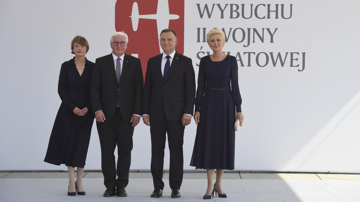 Andrzej Duda lengyel elnök (j2) felesége, Agata Kornhauser-Duda (j) társaságában üdvözli Frank-Walter Steinmeier német elnököt és feleségét, Elke Buedenbendert a második háború kitörésének 80. évfordulóján tartott megemlékezésen Varsóban 2019. szeptember 1-jén.