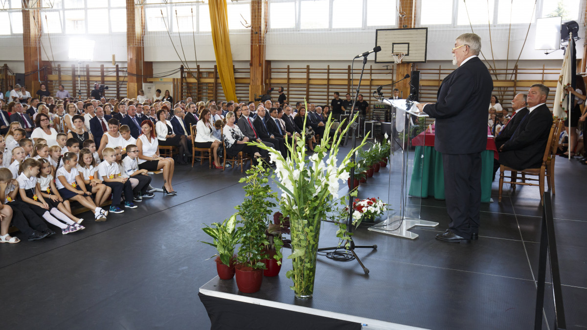 Kásler Miklós, az emberi erőforrások minisztere beszédet mond a nemzeti tanévnyitón a sárvári Nádasdy Tamás Általános Iskolában 2019. szeptember 1-jén.