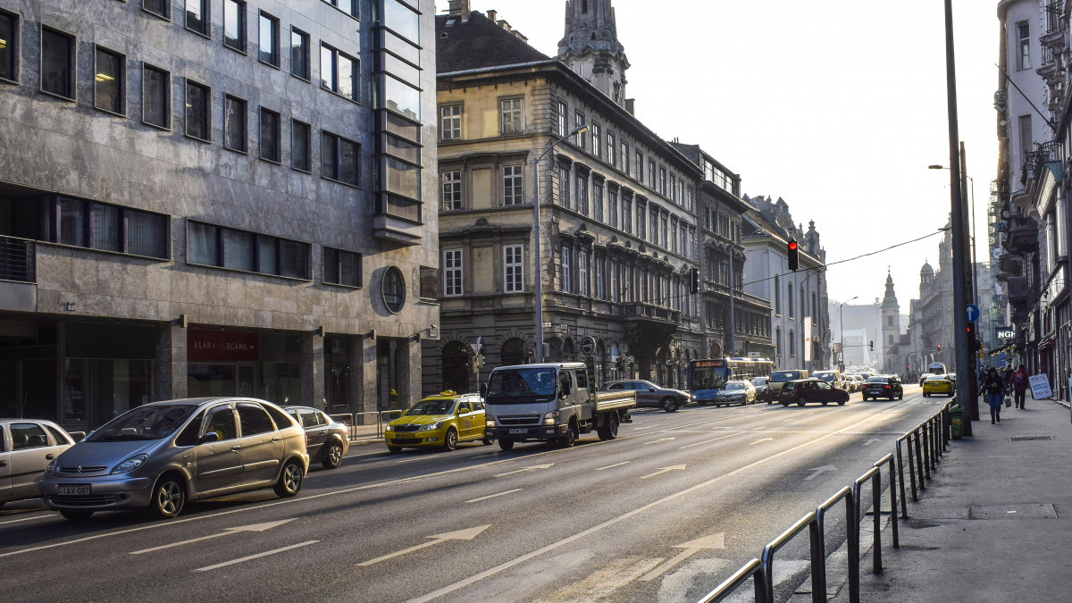 A belvárosi Kossuth Lajos utca látképe, középen az elhanyagolt 3-as számú ház, balra az új Budapest Center részlete. MTVA/Bizományosi: Róka László  *************************** Kedves Felhasználó!