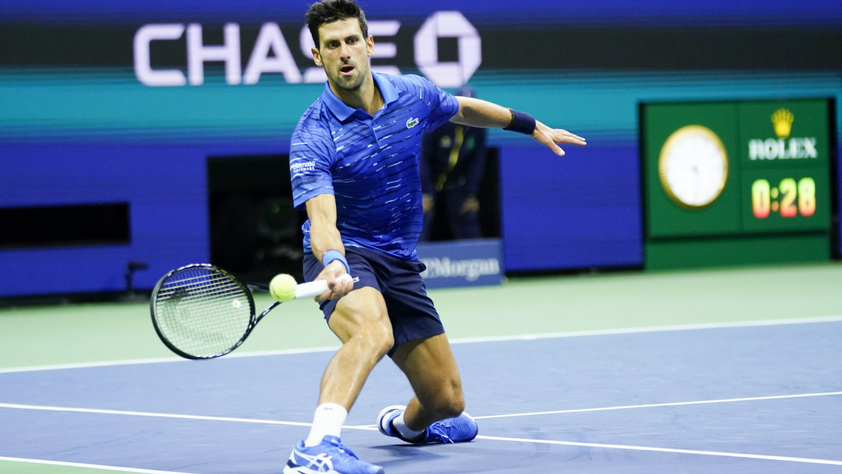 A szerb Novak Djokovic a svájci Stan Wawrinka ellen játszik az amerikai nyílt teniszbajnokság férfi egyes versenyének negyedik fordulójában a New York-i Flushing Meadowsban 2019. szeptember 2-án.