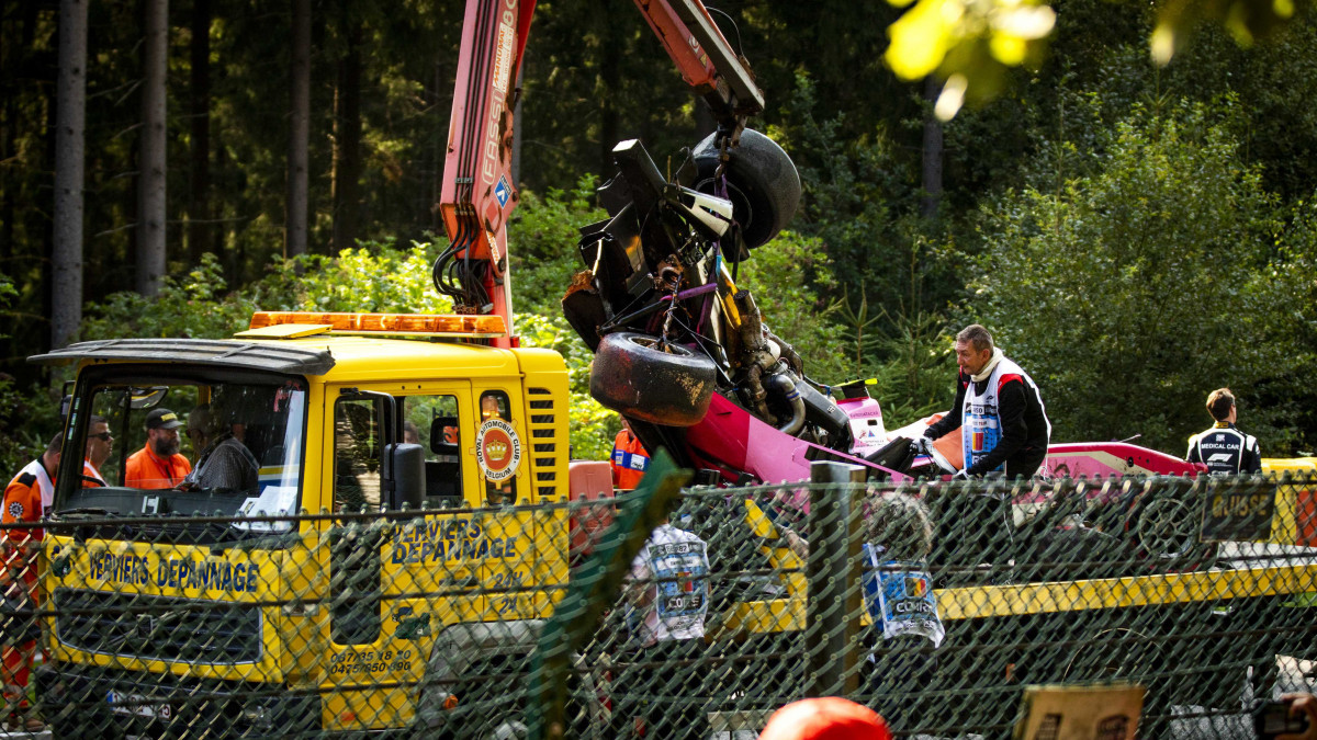 Anthoine Hubert-nek, a BWT Arden francia versenyzőjének kettétört autóját szállítják el a spa-francorchampsi pályáról a Forma-2-es sorozat megszakított futamán a belgiumi Stavelotban 2019. augusztus 31-én, miután a 22 éves versenyző a futam második körében nekicsapódott a gumifalnak, majd a pályára visszasodródó autójába belerohant az amerikai Juan Manuel Correa. Hubert a kórházban belehalt sérüléseibe, Correa túlélte a balesetet.