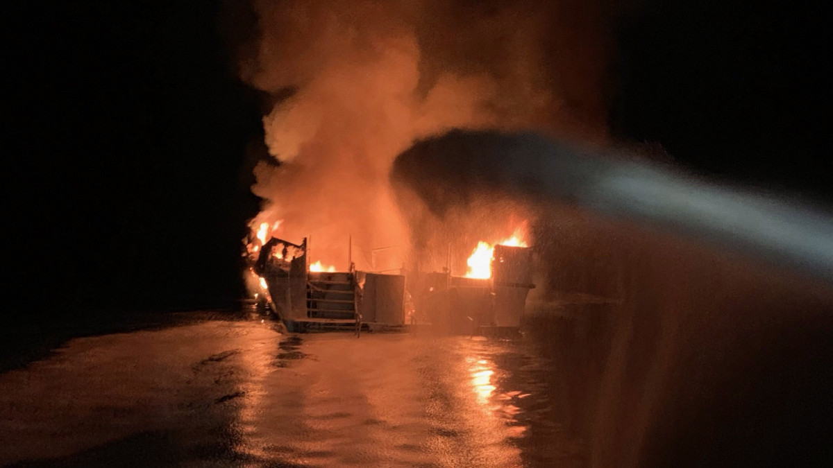 A Ventura megyei tűzoltóság által közreadott kép a Santa Cruz szigete közelében lángoló hajóról 2019. szeptember 2-án. Mentőakció indult a hajón tartózkodó több mint 30 vészhelyzetbe jutott ember megsegítésére.
