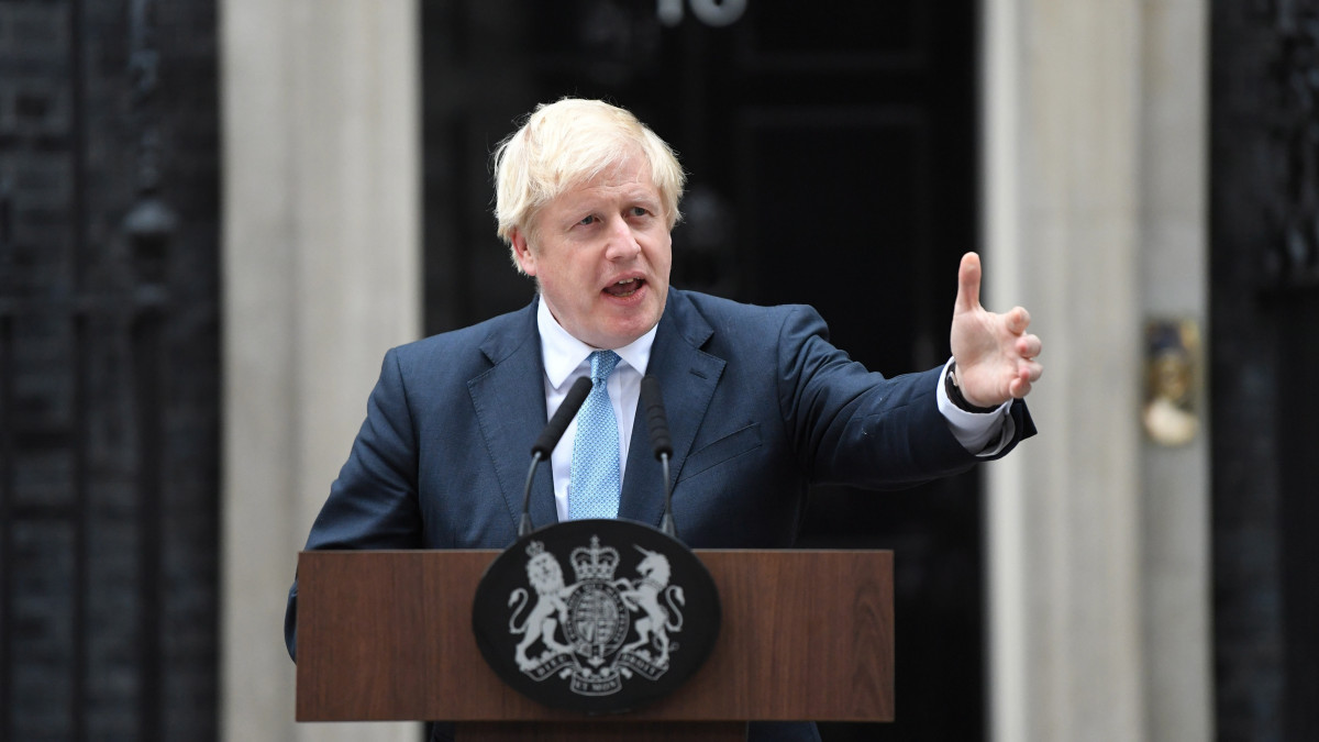 Boris Johnson brit kormányfő nyilatkozatot tesz a londoni kormányfői rezidencia, a Downing Street 10. bejárata előtt 2019. szeptember 2-án. Boris Johnson kijelentette, hogy semmilyen körülmények között nem fogja a Brexit elhalasztására kérni az EU-t, Nagy-Britannia október 31-én mindenképpen kilép az unióból.