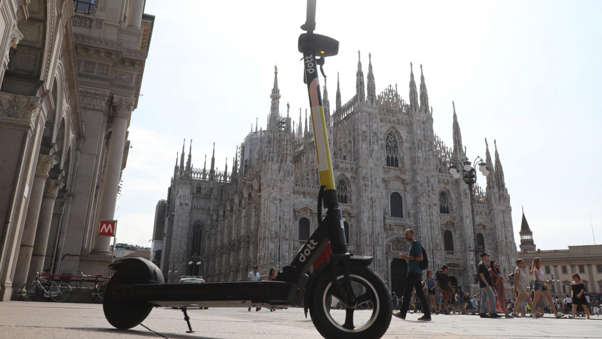 Elektromos roller a milánói Dóm téren 2019. augusztus 16-án. Az észak-olasz nagyváros vezetése korlátozza a közlekedést az elektromos rollerekkel, ameddig a használatukat átfogóan nem szabályozzák.