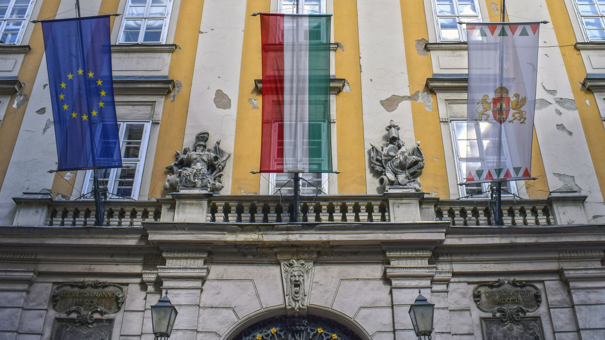 Európai, magyar és budapesti zászlók a Fővárosi Főpolgármesteri Hivatal egyik kapuja fölött az V. kerületi Városház utcában. MTVA/Bizományosi: Róka László  *************************** Kedves Felhasználó!