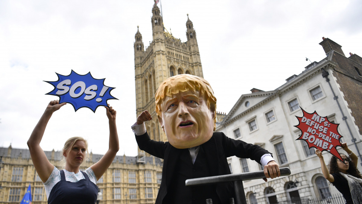 A brit EU-tagság megszűnését (brexit) támogató és ellenző tüntetők a brit parlament közelében, Londonban 2019. szeptember 3-án. Boris Johnson előző nap kijelentette, hogy hogy semmilyen körülmények között nem lesz hajlandó kezdeményezni az Európai Uniónál Nagy-Britannia október 31-én esedékes kilépésének újbóli elhalasztását. Brit képviselők egy csoportja bíróságon próbálja megakadályozni, hogy Johnson a parlament felfüggesztésével, megállapodás nélkül vezesse ki az Egyesült Királyságot az EU-ból.