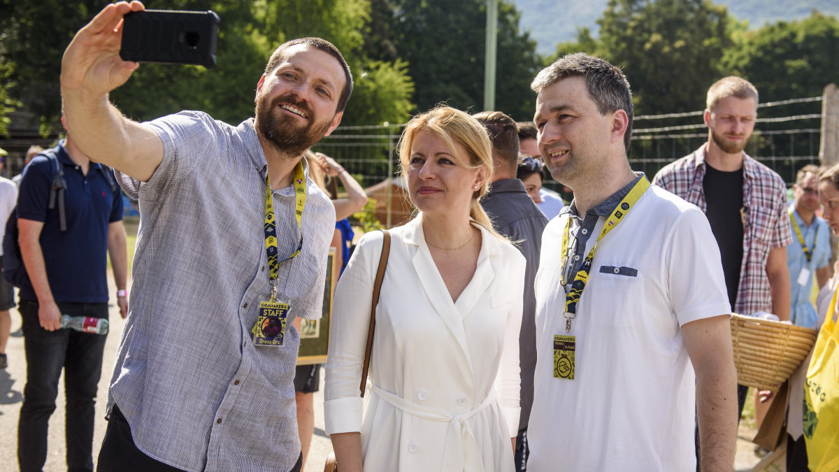 Zuzana Caputová szlovák köztársasági elnök, Orosz Örs, a tábor főszervezője (b) és Mózes Szabolcs, a Pozsonyi Magyar Szakkollégium igazgatója közös fotót készít a Gombaszögi Nyári Táborban a felvidéki Szalóc közelében 2019. július 17-én.
