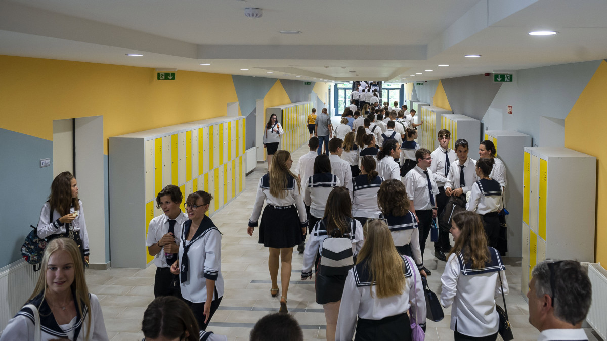 Diákok a Modern városok program keretében felújított tatabányai Árpád Gimnáziumban, az átadás napján 2019. augusztus 28-án.