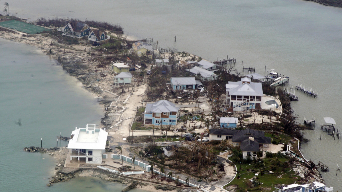 Az amerikai parti őrség által közreadott légi felvétel a Dorian hurrikán pusztításáról a Bahama-szigeteken 2019. szeptember 3-án. A trópusi vihar hatalmas károkat okozott a Bahamákon, legkevesebb öt ember életét vesztette, sokan eltűntek.