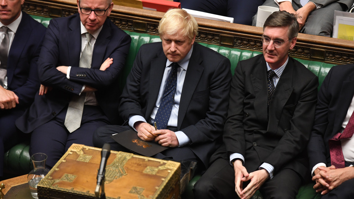 A brit parlament által közreadott kép Boris Johnson brit miniszterelnökről (k) a felszólalása előtt a nyári szünet utáni első ülésnapon a törvényhozás alsóházában, Londonban 2019. szeptember 3-án. Megszavazta a londoni parlament az éjjel azt az ellenzéki javaslatot, amely lehetővé teszi, hogy napirendre vegyék a megállapodás nélküli Brexit tilalmát célzó törvénytervezet. A javaslat lényege, hogy ha október 19-ig a parlament nem járul hozzá egy új Brexit-megállapodáshoz, és ahhoz sem, hogy a brit EU-tagság megállapodás nélkül szűnjön meg, Johnsonnak kezdeményeznie kell az EU-nál a kilépés elhalasztását 2020. január 31-ig.