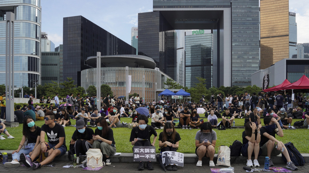 Demokráciapárti tüntetők nagygyűlése a hongkongi Tamar parkban 2019. szeptember 3-án. A különleges közigazgatási státuszt élvező Hongkongban több mint három hónapja tüntetnek a növekvő kínai befolyás ellen. A tüntetéshullámot a kiadatási törvény módosítását célzó, azóta felfüggesztett, de vissza nem vont törvénytervezet váltotta ki.