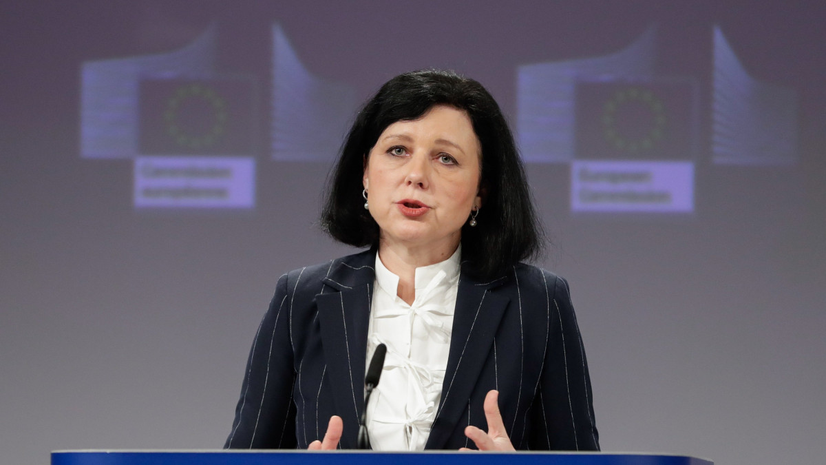 Vera Jourová, az igazságügyért, fogyasztóvédelemért és esélyegyenlőségért felelős uniós biztos a migrációs politikáért és uniós belügyekért, valamint az uniós polgárságért felelős uniós biztossal, Dimitrisz Avramopulosszal tartott sajtóértekezleten az Európai Bizottság brüsszeli székházában 2019. január 23-án.