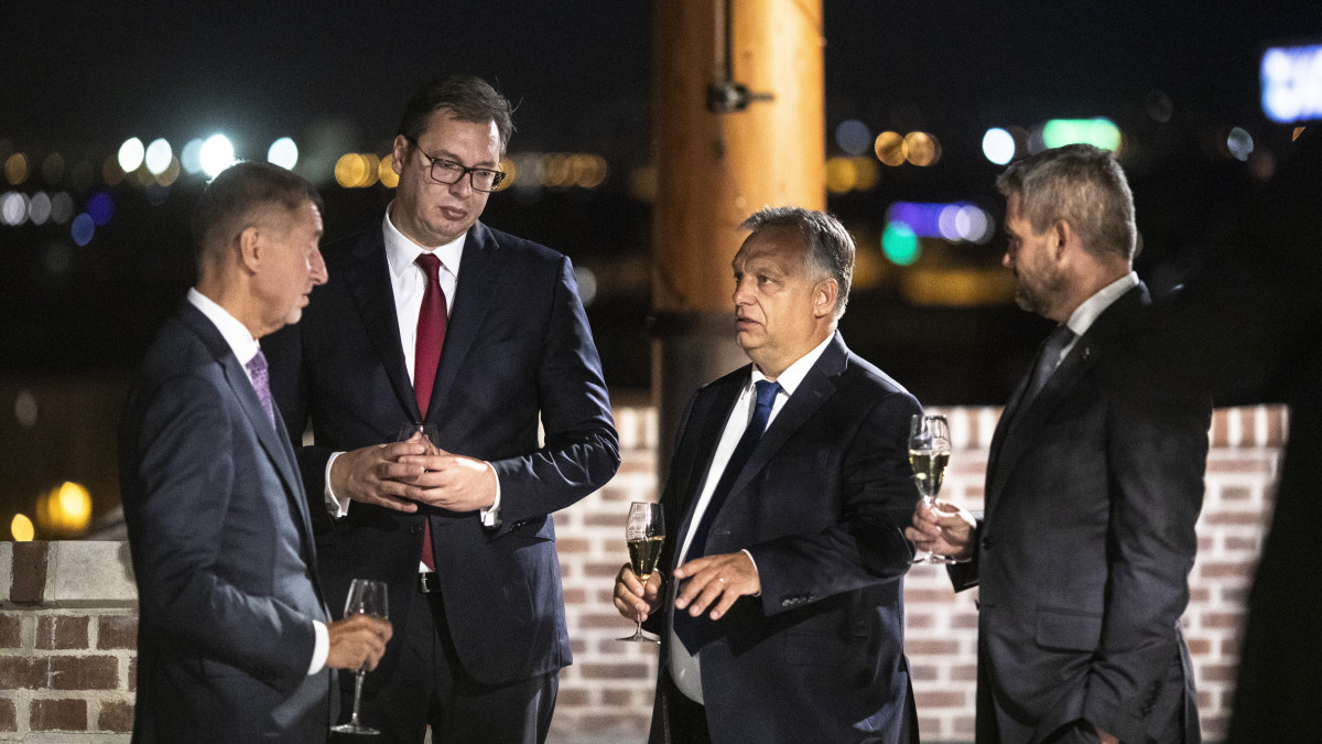 A Miniszterelnöki Sajtóiroda által közzétett képen Orbán Viktor kormányfő (j2) Aleksandar Vucic szerb köztársasági elnök (b2), valamint Andrej Babis cseh (b) és Peter Pellegrini szlovák (j) miniszterelnök társaságában a Karmelita kolostor teraszán 2019. szeptember 4-én. Orbán Viktor, Aleksandar Vucic és Andrej Babis előadóként szerepel a III. Budapesti demográfiai csúcson, amelyet szeptember 5-én és 6-án a Várkert Bazárban rendeznek meg tudósok, politikusok, egyházi képviselők és más közszereplők részvételével.