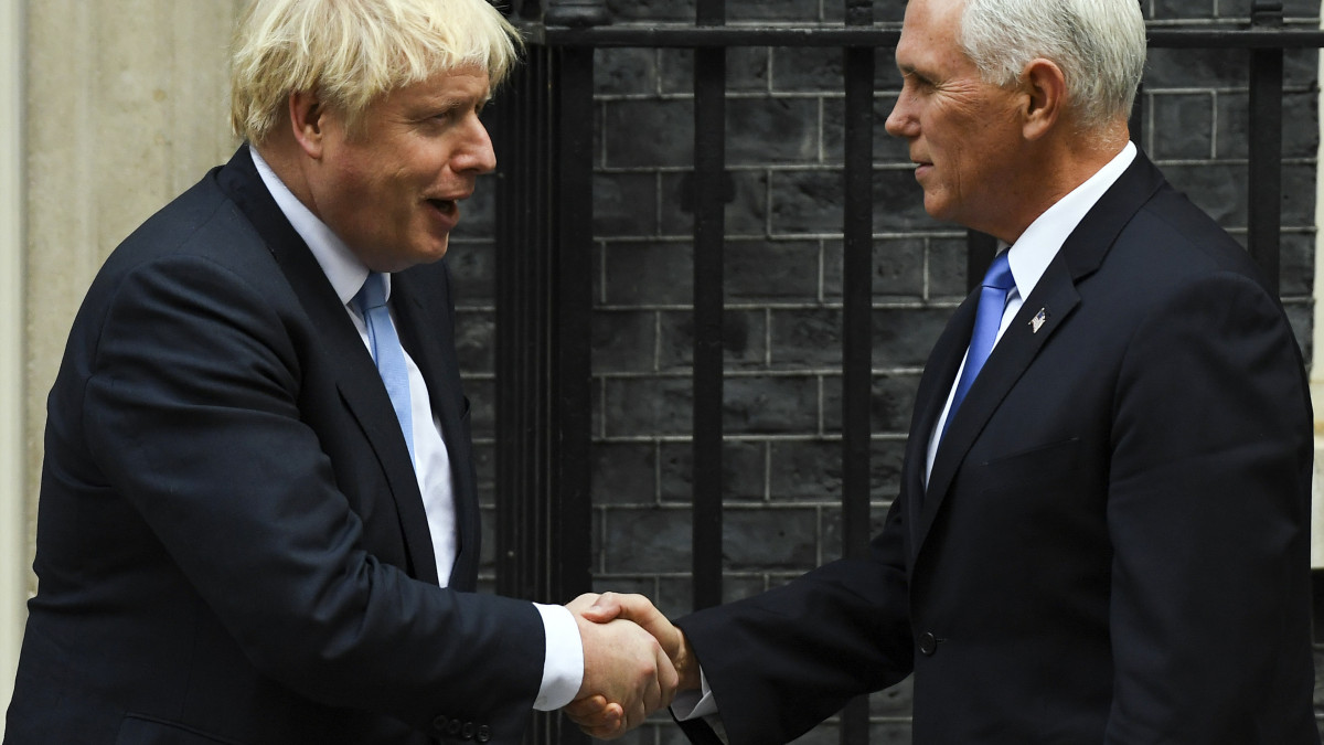 Michael Pence amerikai alelnököt (j) fogadja Boris Johnson brit kormányfő a londoni rezidenciája előtt 2019. szeptember 5-én.