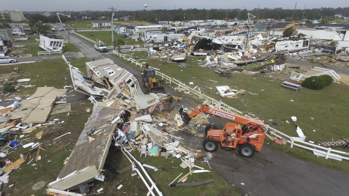 A Dorian hurrikán pusztítása az Észak-Karolina állambeli Emerald Isle településen 2019. szeptember 5-én. A Bahama-szigeten hatalmas pusztítást végző, hármas fokozatúra erősödött Dorian hurrikán elhaladt Florida partjai mentén, és rendkívül lassan Georgia államtól Virginia irányába halad.