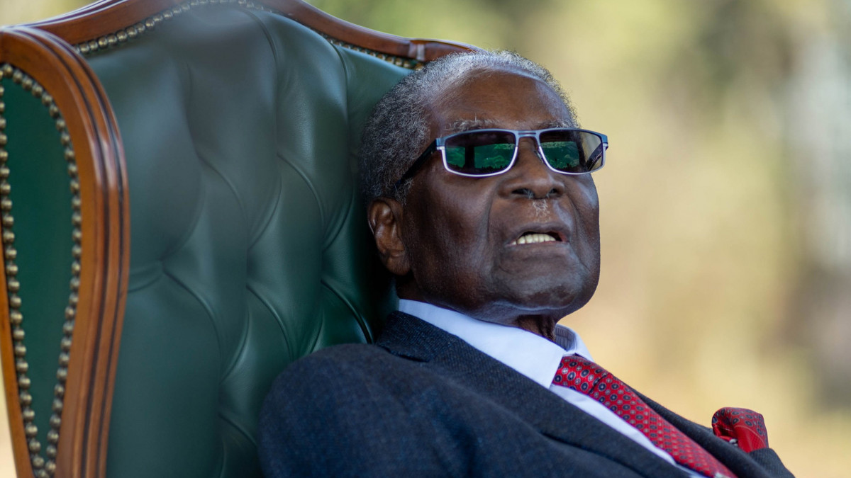 Harare, 2018. július 29.Robert Mugabe volt zimbabwei elnök sajtóértekezletet tart hararei rezidenciáján 2018. július 29-én, egy nappal a zimbabwei elnök- és parlamenti választás előtt. (MTI/EPA/Yeshiel Panchia)