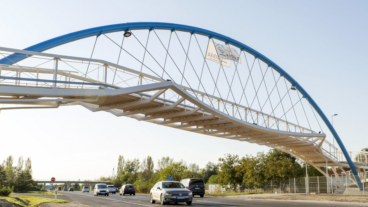 A Kálmán Imre gyalogos és kerékpáros felüljáró az ünnepélyes átadás napján a győrszentiváni városrészben 2019. szeptember 5-én. A Híd az M19-es autóút fölött ível át összekötve Győrszentiván kertváros lakórészeit.