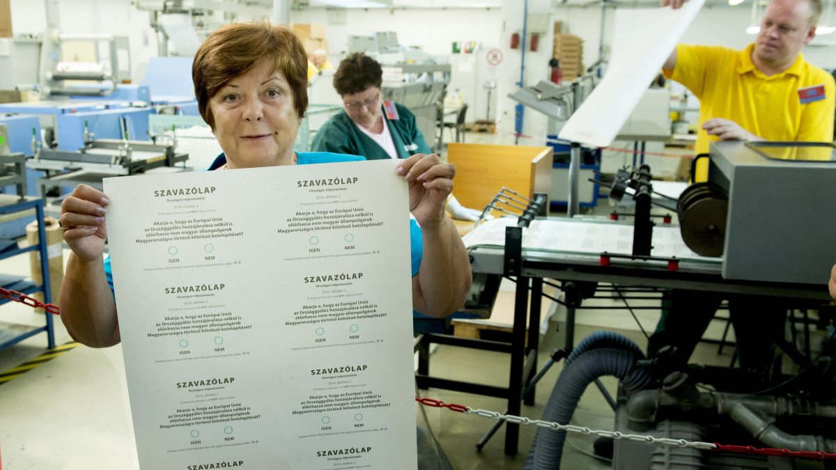 Pálffy Ilona, a Nemzeti Választási Iroda (NVI) vezetője bemutatja az október 2-ai országos népszavazás szavazólapjait az ÁNY Biztonsági Nyomda Nyrt. fővárosi nyomdájában tartott sajtóbejáráson 2016. augusztus 31-én.