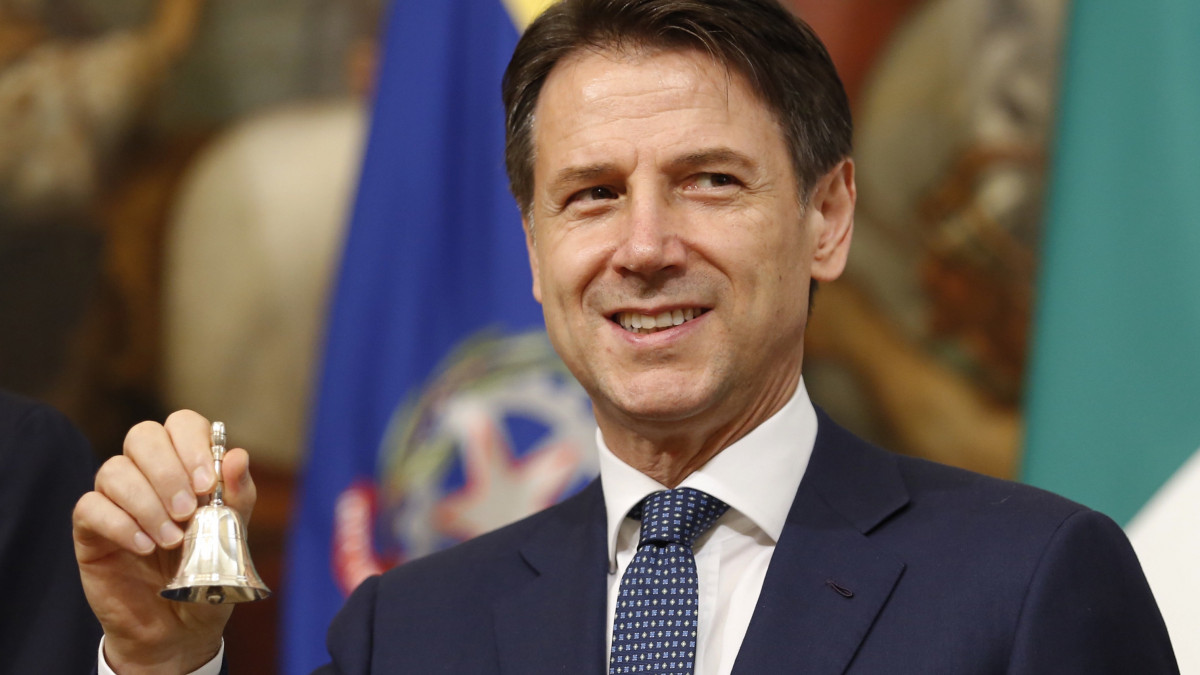 Giuseppe Conte olasz miniszterelnök egy  ezüstcsengettyűvel megnyitja az új kabinet első ülését a római kormányfői rezidencián, a Chigi-palotában 2019. szeptember 5-én. Conte vezetésével megalakult az Öt Csillag Mozgalom (M5S) és a baloldali Demokrata Párt (PD) közös kormánya.
