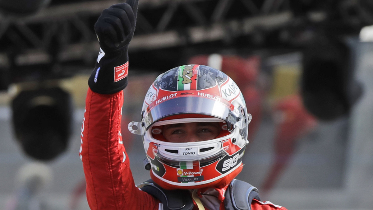 Charles Leclerc, a Ferrari monacói versenyzője ünnepel, miután megnyerte a Forma-1-es autós gyorsasági világbajnokság Olasz Nagydíjának időmérő edzését a monzai versenypályán 2019. szeptember 7-én. A futamot szeptember 8-án rendezik.