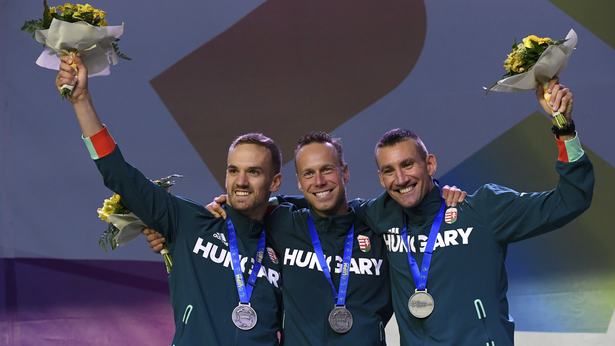 A csapatversenyben ezüstérmet nyert Demeter Bence, Kasza Róbert és Marosi Ádám (b-j) a budapesti öttusa világbajnokság férfi egyéni versenyének eredményhirdetésén a Kincsem Parkban 2019. szeptember 7-én