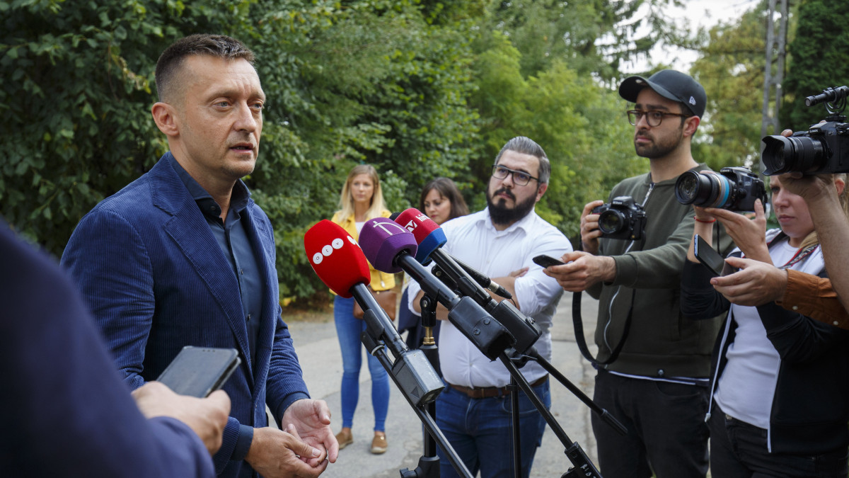 A Polgári Piknikre, a Polgári Magyarországért Alapítvány rendezvényére érkező Rogán Antal, a Miniszterelnöki Kabinetiroda vezetője újságíróknak nyilatkozik a kötcsei Dobozy kúriánál 2018. Szeptember 8-án.
