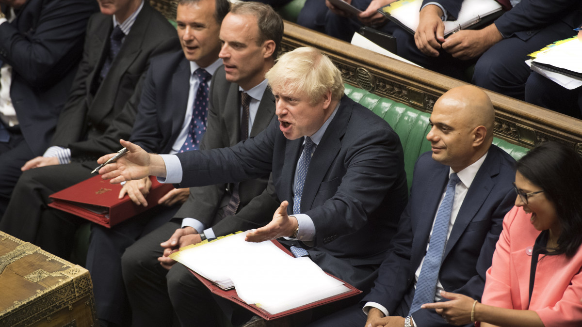 A brit parlament által közreadott kép Boris Johnson brit miniszterelnökről (k) a képviselői kérdések és azonnali miniszterelnöki válaszok szokásos alsóházi órájában a törvényhozás alsóházában, Londonban 2019. szeptember 4-én. Johnson kijelentette, hogy kormányának sikerül új megállapodást kötnie Brüsszellel a kilépés feltételrendszeréről, valamint, hogy a brit EU-tagság mindenképpen megszűnik október 31-én, akár sikerül újratárgyalni az előző miniszterelnök, Theresa May által az Európai Unióval tavaly novemberben elért, a londoni alsóház által azonban háromszor is elvetett megállapodást, akár nem.
