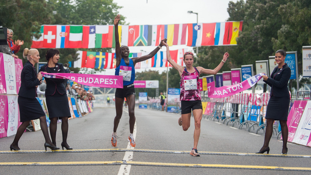 A nők versenyének győztese, Kácser Zita (j) és a második helyezett kenyai Jepkosgei Kimutai Hellen a célban a 34. Wizz Air Budapest Félmaratonon a Pázmány Péter sétányon 2019. szeptember 8-án. Kácser Zita 1:14:47-es idővel ért célba.