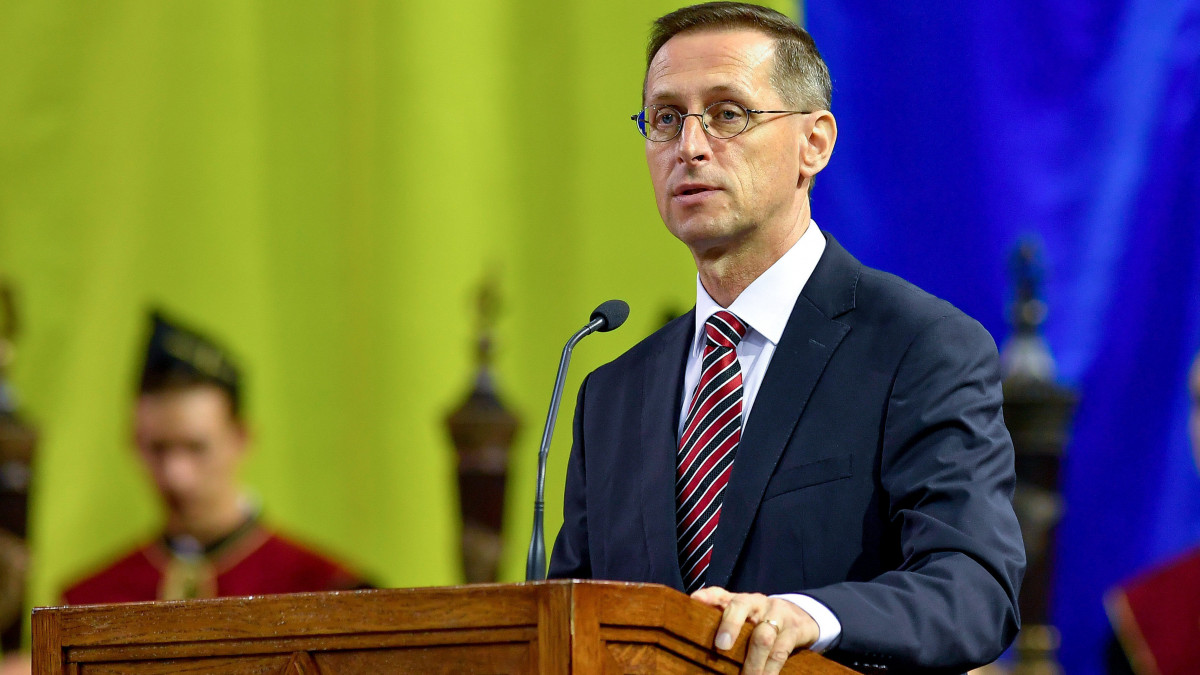 Varga Mihály pénzügyminiszter beszédet mond a Debreceni Egyetem tanévnyitó szenátusi ülésén a Főnix Csarnokban 2019. szeptember 8-án.