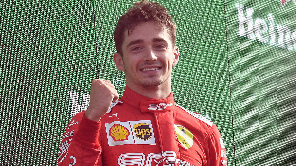 Charles Leclerc, a Ferrari monacói versenyzője a győzelmi emelvényen, miután megnyerte a Forma-1-es autós gyorsasági világbajnokság Olasz Nagydíját a monzai versenypályán 2019. szeptember 8-án.