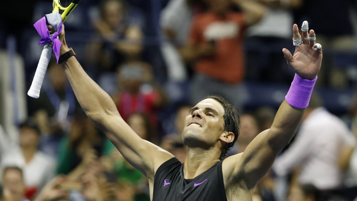 A spanyol Rafael Nadal ünnepel, miután 6:4, 7:5, 6:2 arányban legyőzte az argentin Diego Schwartzmant az amerikai nyílt teniszbajnokság férfi egyes versenyének negyeddöntőjében a New York-i Flushing Meadowsban 2019. szeptember 4-én.