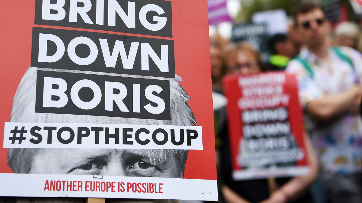 A brit EU-tagság megszűnését (brexit) ellenző tüntetők követelik Boris Johnson miniszterelnök lemondását Londonban 2019. szeptember 7-én.