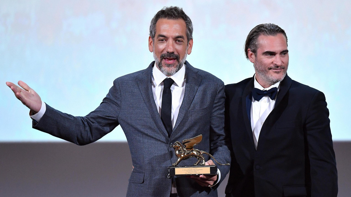 Todd Phillips amerikai rendező a legjobb rendezőnek járó Arany Oroszlánnal a 76. Velencei Filmfesztivál díjkiosztó ünnepségén 2019. szeptember 7-én. Phillips a Joker című filmjével érdemelte ki az elismerést. Jobbról Joaquin Phoenix amerikai színész.