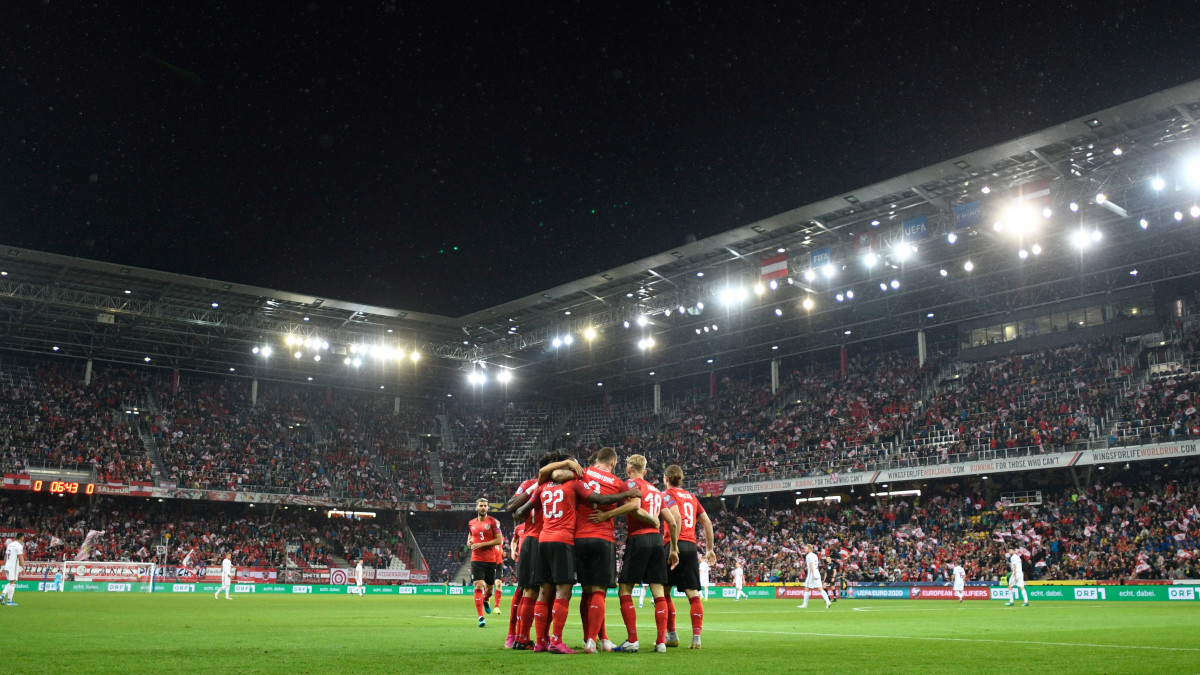 Az osztrák játékosok a csapatuk gólját ünneplik a labdarúgó Európa-bajnoki selejtezők I csoportjában játszott Ausztria - Lettország mérkőzésen Salzburgban 2019. szeptember 6-án.