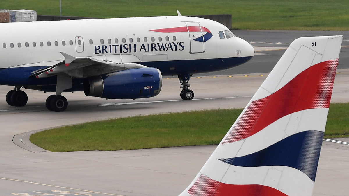 2017. május 29-én készült kép a British Airways (BA) brit légitársaság utasszállító gépeiről a londoni Heathrow repülőtéren. 2019. szeptember 9-én negyvennyolc órás sztrájkot indítottak a British Airways pilótái bérköveteléseik nyomatékosítására.
