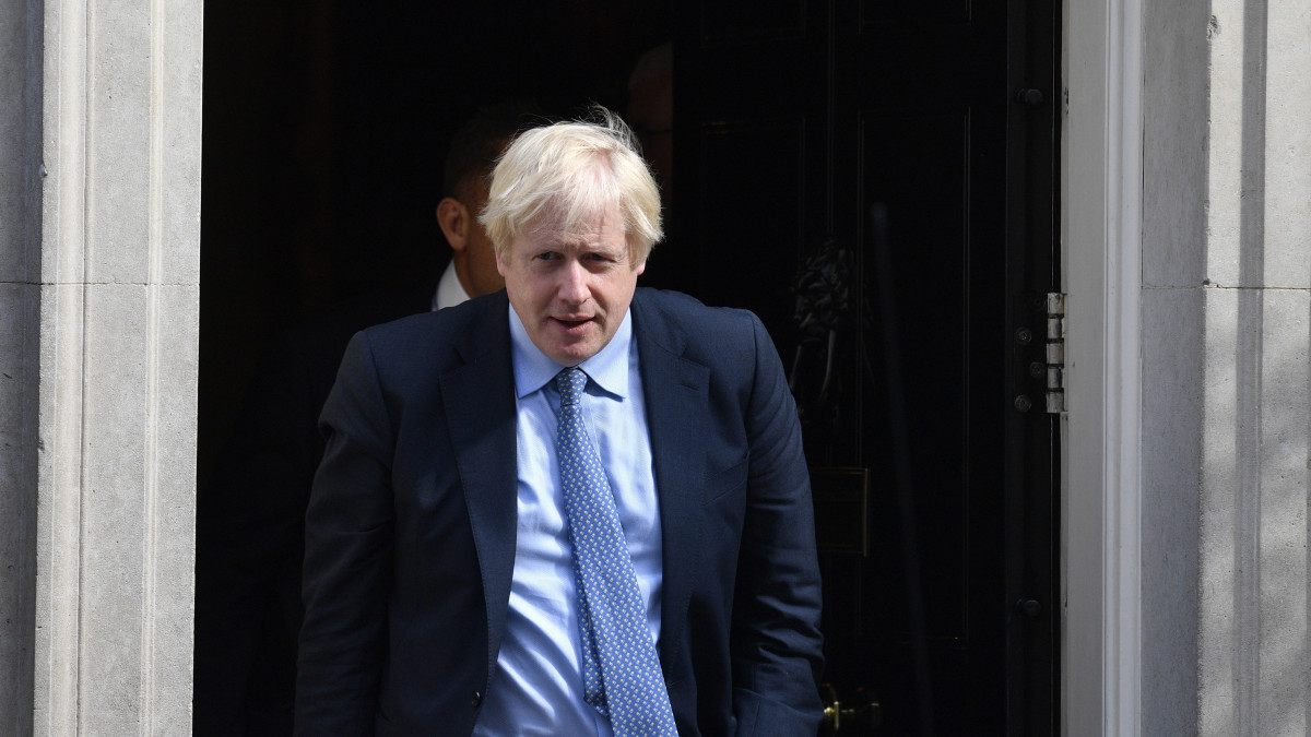 Boris Johnson brit miniszterelnök távozik a londoni kormányfői rezidenciáról, a Downing Street 10-ből 2019. szeptember 4-én. Az előző nap Philip Lee egykori igazságügyi államtitkár kilépett a konzervatív frakcióból, és átült a Brexitet ellenző Liberális Demokratákhoz, ezzel a Konzervatív Párt többség nélkül maradt az alsóházban. Az éjszaka folyamán pedig megszavazta a londoni parlament azt az ellenzéki javaslatot, amely lehetővé teszi, hogy napirendre vegyék a megállapodás nélküli Brexit tilalmát célzó törvénytervezet.