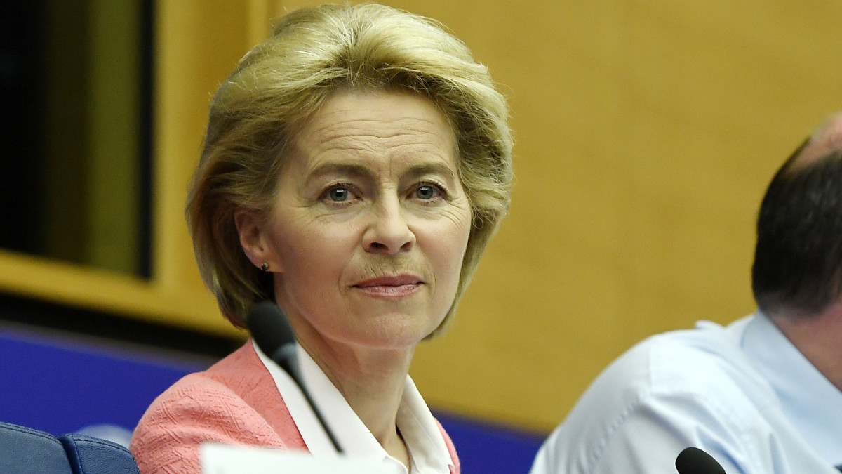 Az Európai Bizottság élére jelölt Ursula von der Leyen német védelmi miniszter és Manfred Weber, az Európai Néppárt (EPP) európai parlamenti frakcióvezetője az EPP-képviselőcsoport ülésén az Európai Parlamentben (EP) Strasbourgban 2019. július 15-én.