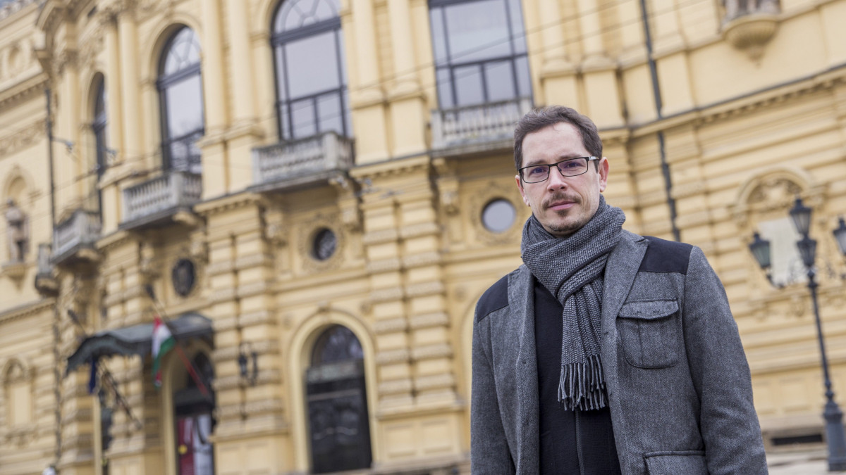 Barnák László színész, rendező a Szegedi Nemzeti Színház épülete előtt 2018. február 13-án.