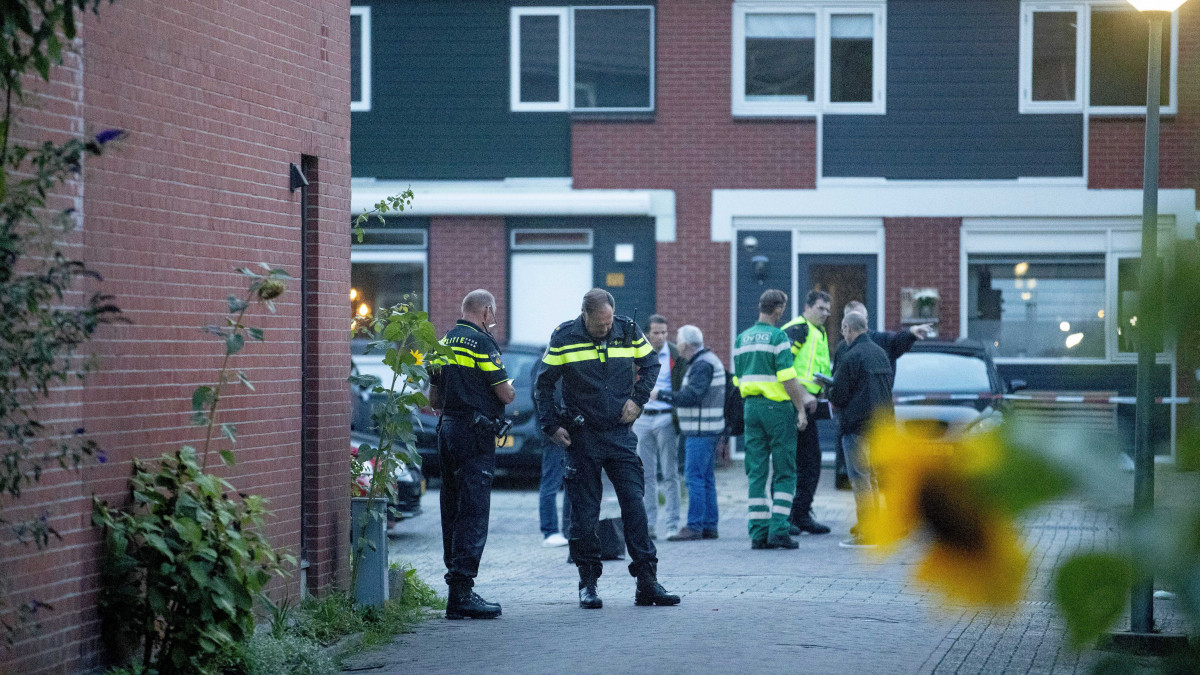 Rendőrök nyomoznak egy lövöldözés helyszínén, a hollandiai Dordrechtben 2019. szeptember 9-én. Az incidensben három ember meghalt, egy pedig súlyosan megsebesült.